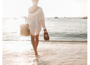 砂浜を散歩する女性